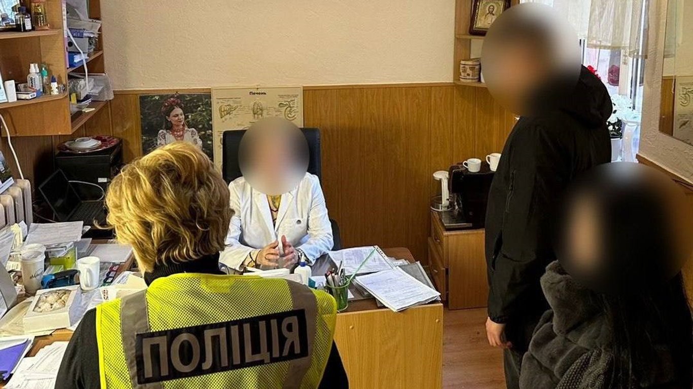 На Буковине задержали чиновника ВВК — в чем подозревают