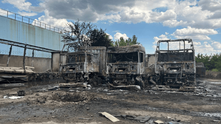 Росія вдарила по автостоянці у Запоріжжі: фоторепортаж наслідків - 290x160