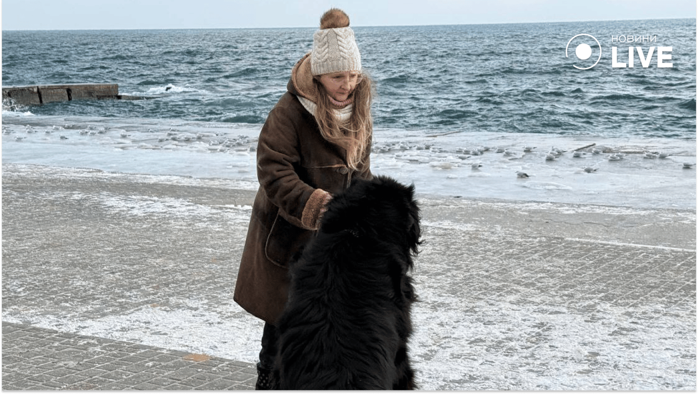 Люди гуляють зимовим узбережжям