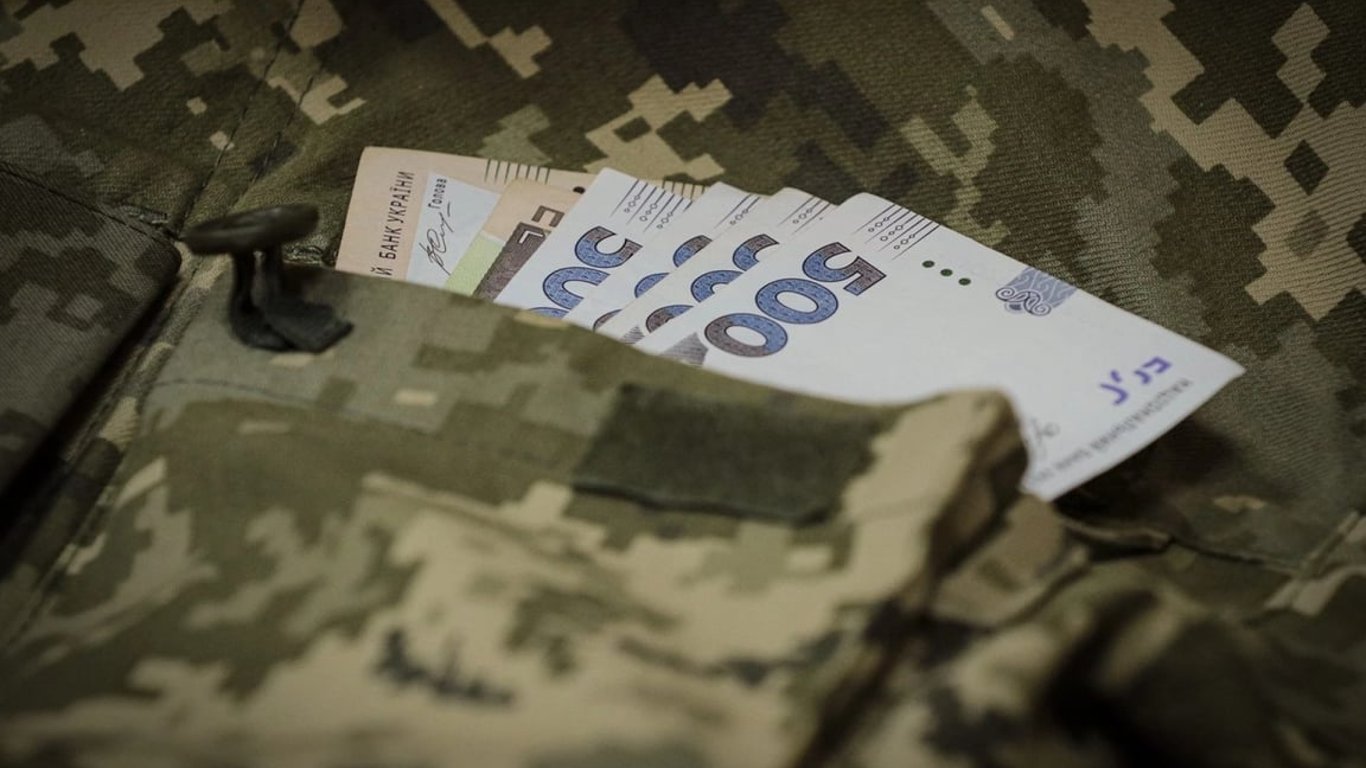 Додаткова виплата у розмірі місячної зарплати: хто з військових має на неї право