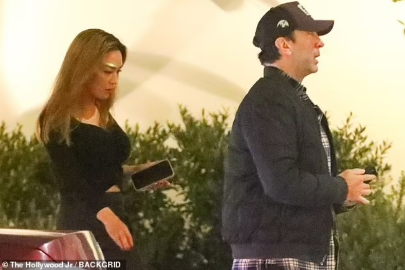 Росса Геллера заскочили на побаченні з молодою студенткою