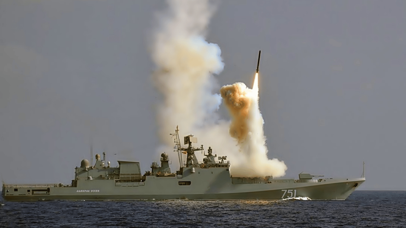 Росія тримає у Чорному морі на чергуванні ракетоносій