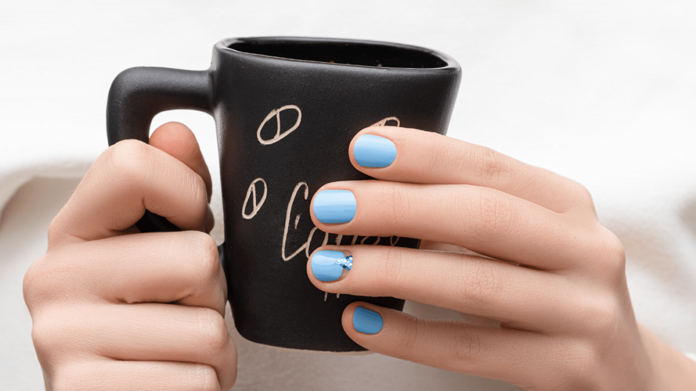 Новый тренд маникюра: "джинсовые" ногти в синей палитре