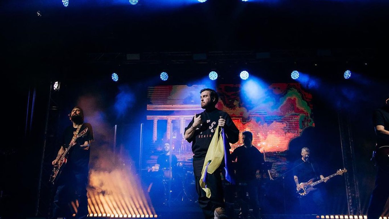 Украинский военный устроил романтическое признание на концерте группы БЕЗ ОБМЕЖЕНЬ