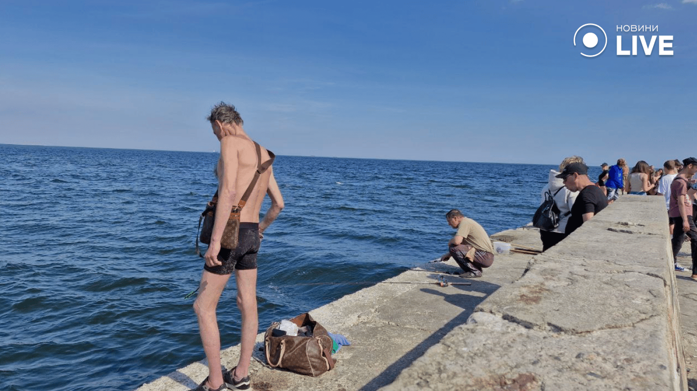 Хтось купається, а хтось займається риболовлею — на одеському узбережжі сьогодні людно - фото 3