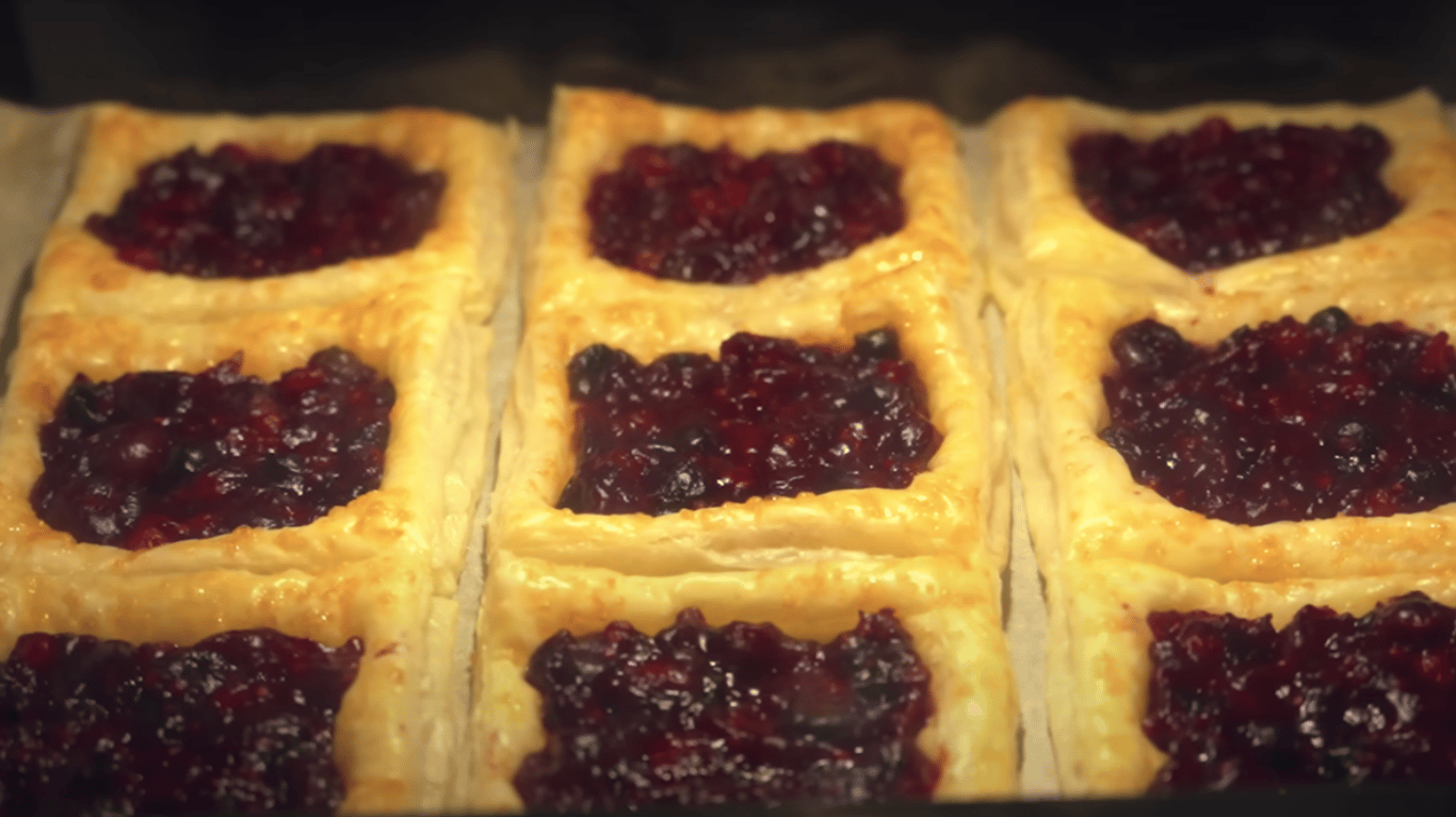 слойки з ягодами за 15 хвилин