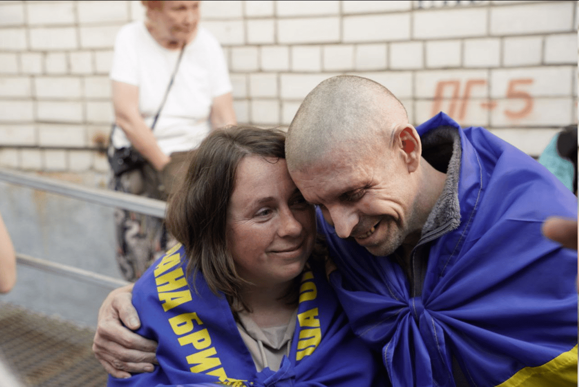 До останнього не вірив — звільнений з полону зустрівся з дружиною - фото 1