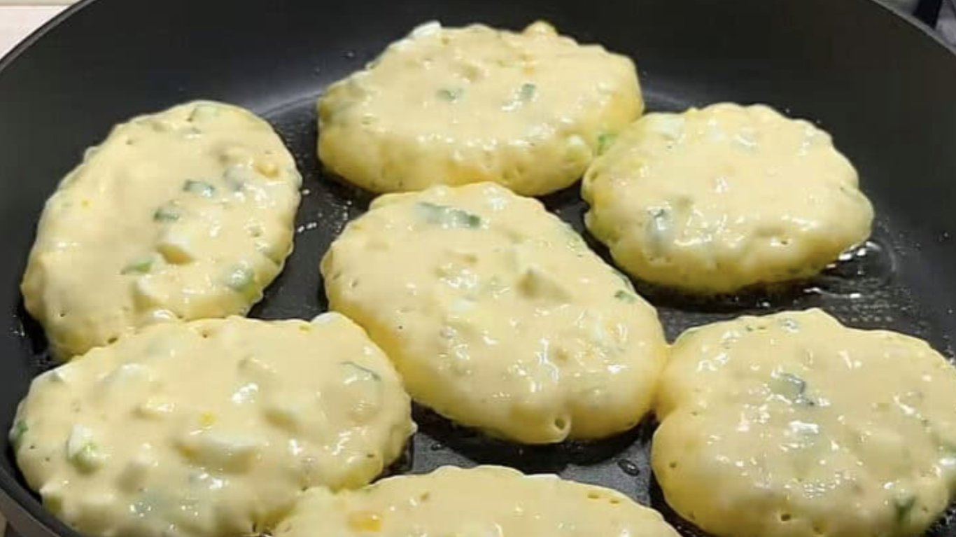 ліниві пиріжки на кефірі з яйцем і зеленою цибулею за 15 хвилин