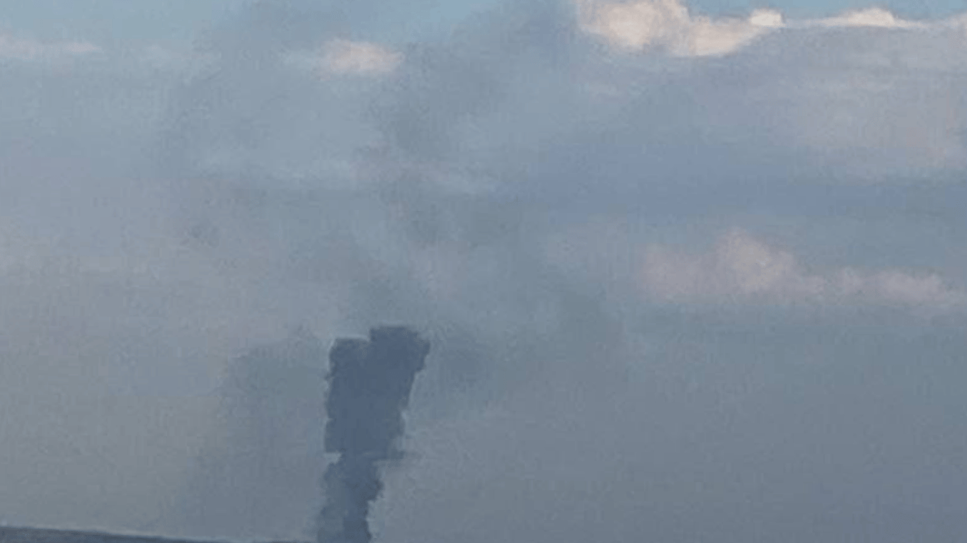 В Севастополе раздались взрывы - работает ПВО