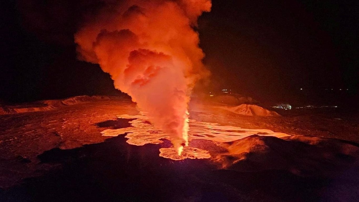 В Исландии второй раз за год произошло извержение вулкана — зрелищные видео
