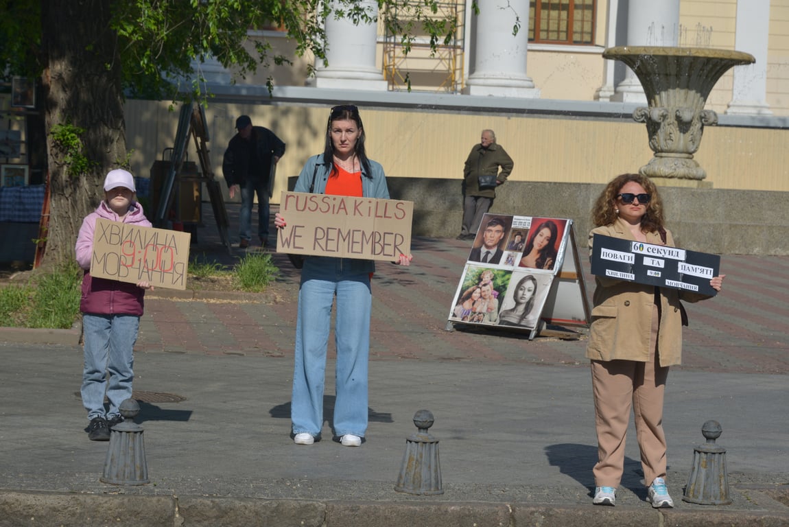Хвилина тиші в Одесі — у центрі вшанували Героїв (фоторепортаж) - фото 3