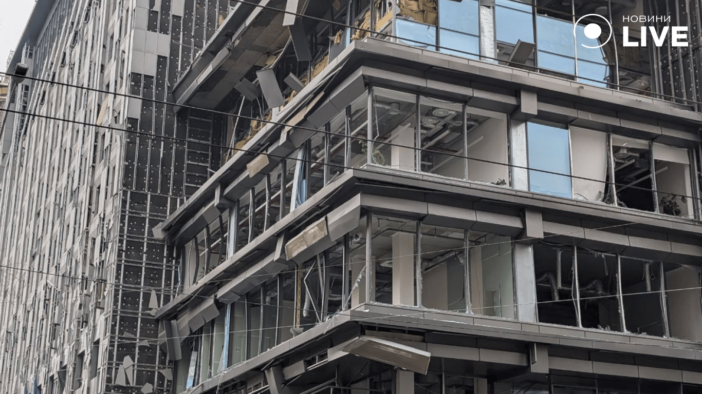 Наслідки атаки балістикою у Києві: руїни та пожежі