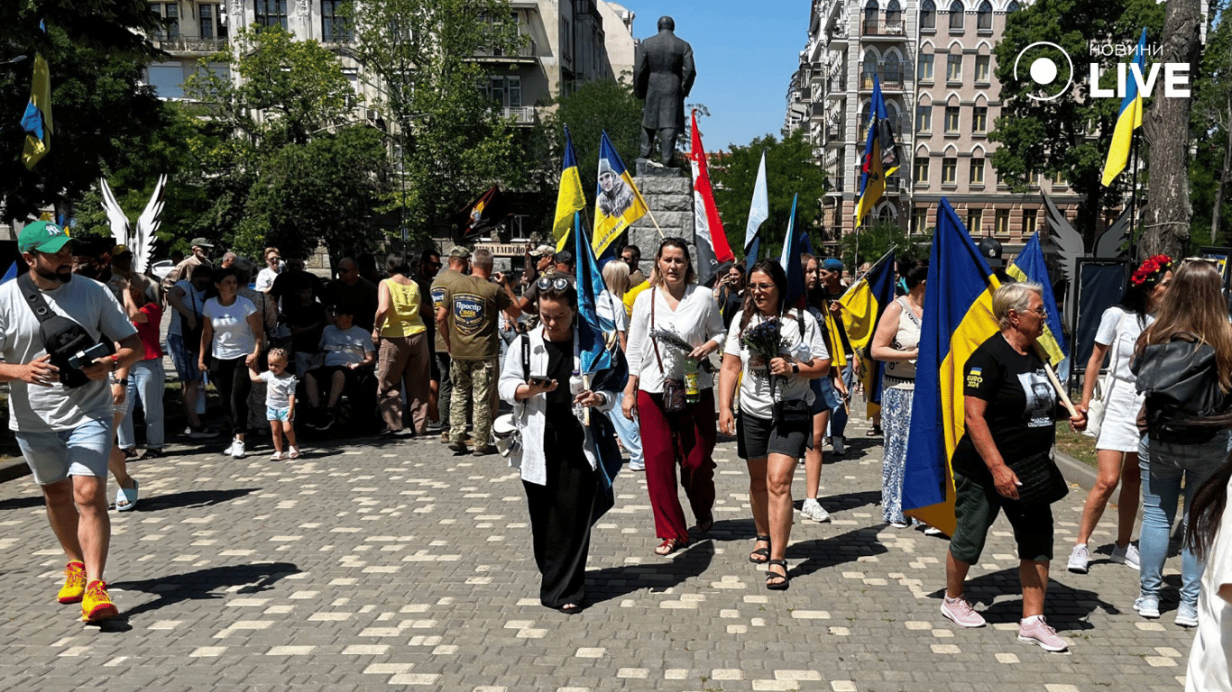  Учасники автопробігу біля Стіни пам'яті в Одесі