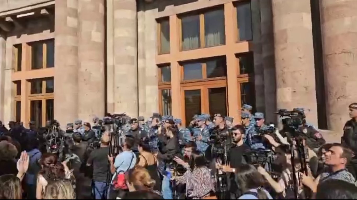 В Ереване начались митинги из-за обострения в Нагорном Карабахе
