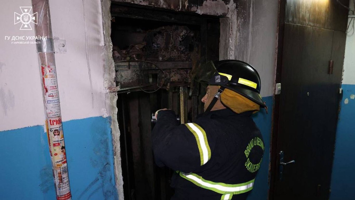 Стали відомі деталі трагедії у Харкові, де людина згоріла живцем у ліфті