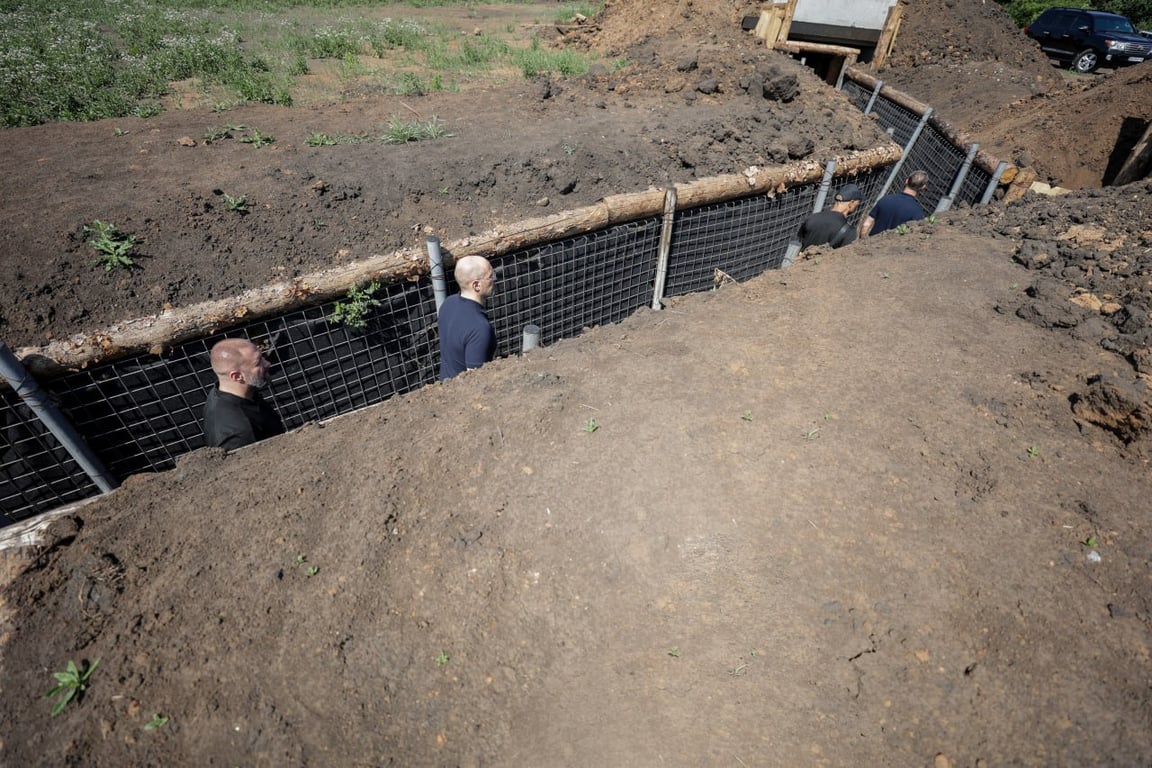 Під час робочого візиту до Харківщини Шмигаль проінспектував будівництво фортифікацій