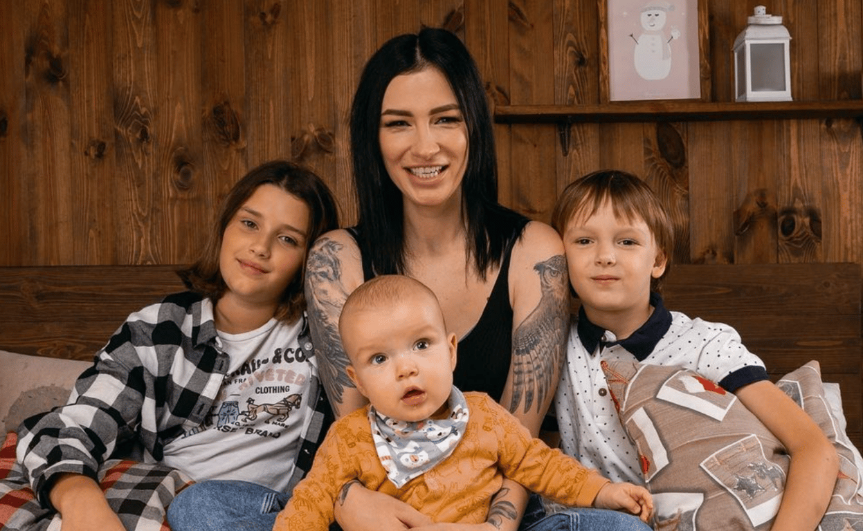 Настя Приходько с детьми