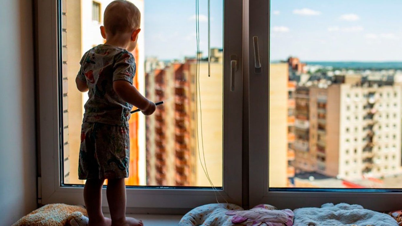 В Одесі п’ятирічна дитина випала з вікна: в якому вона стані