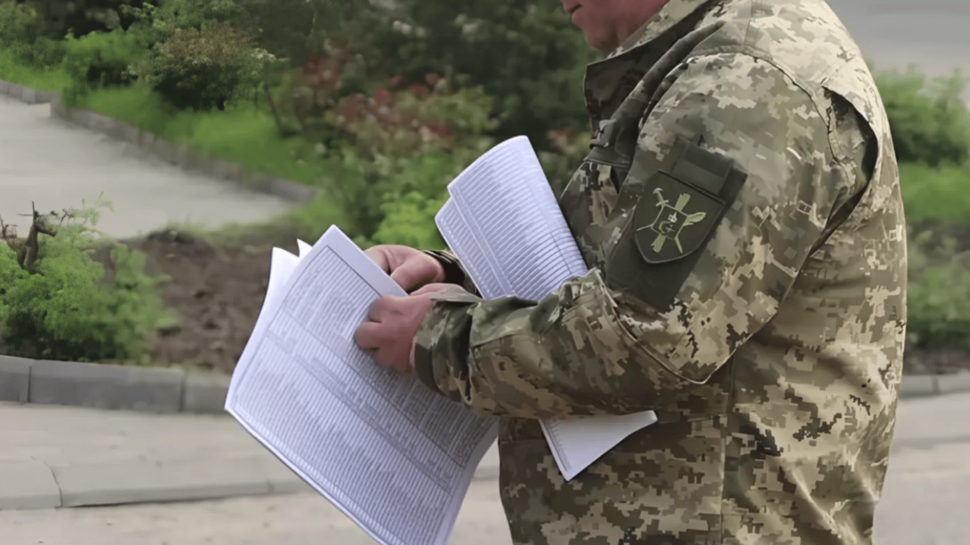 Чи законно залишати повістку в дверях – пояснення юристів