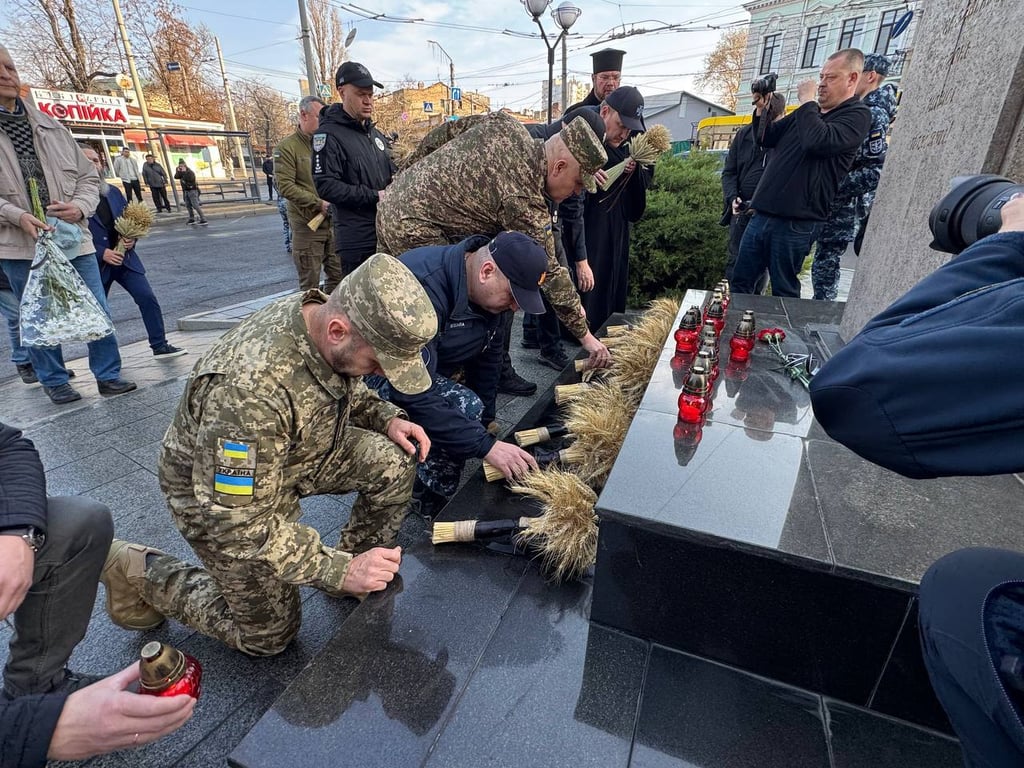 Руководство міста вшанувало пам'ять жертв голодоморів