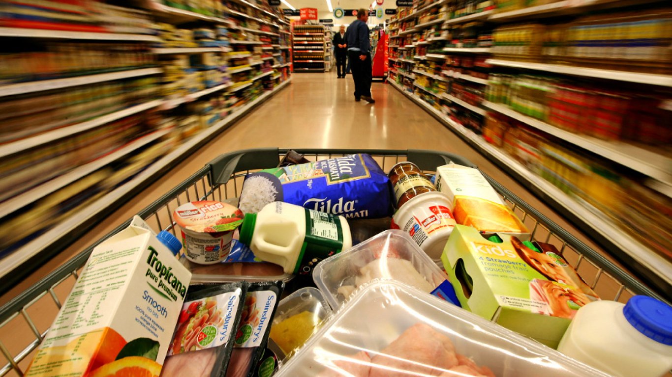 Ціни у лютому — які продукти стрімко дешевшають у магазинах