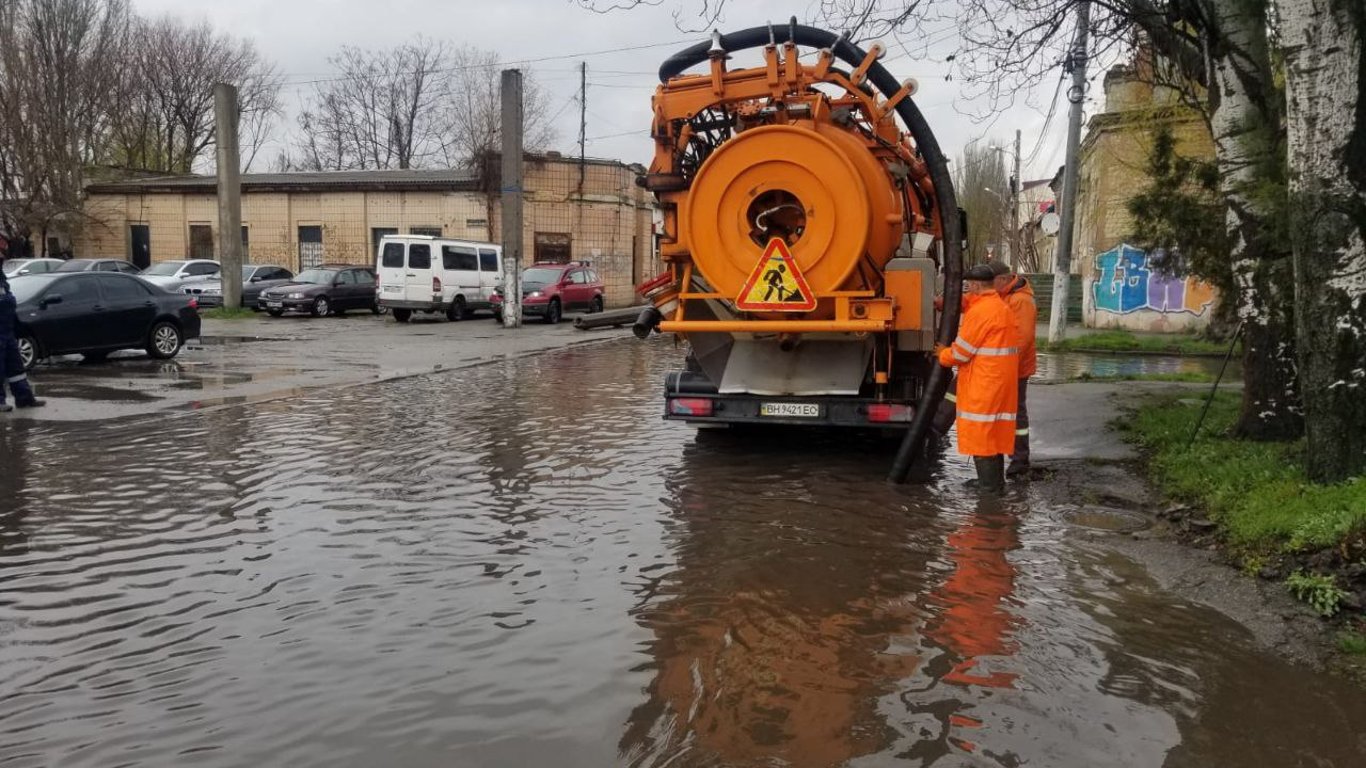 Всю ночь дождило: в Одессе затопило некоторые улицы