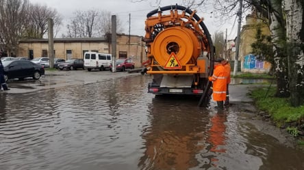 Всю ніч дощило: в Одесі затопило деякі вулиці - 285x160