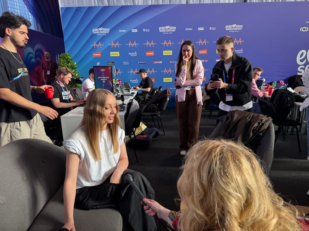 Представниця України на Євробаченні-2026 у Відні Лелека спілкується з журналістами