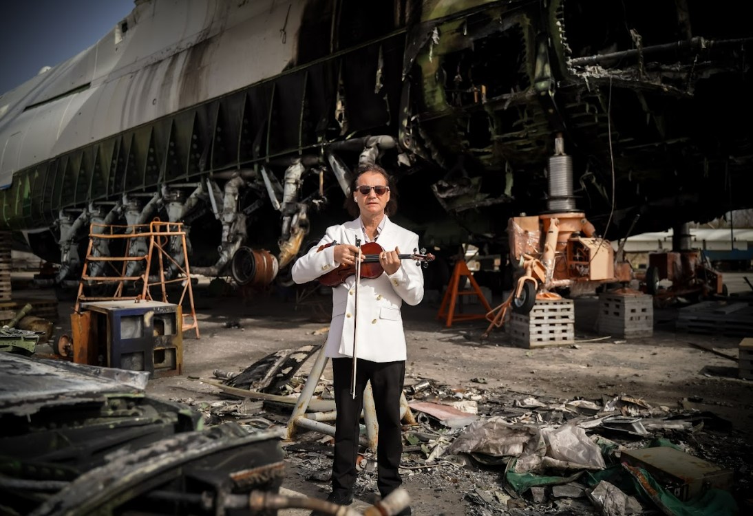 Відомий скрипаль зіграв на руїнах зруйнованого російськими окупантами літака "Мрія" - фото 3