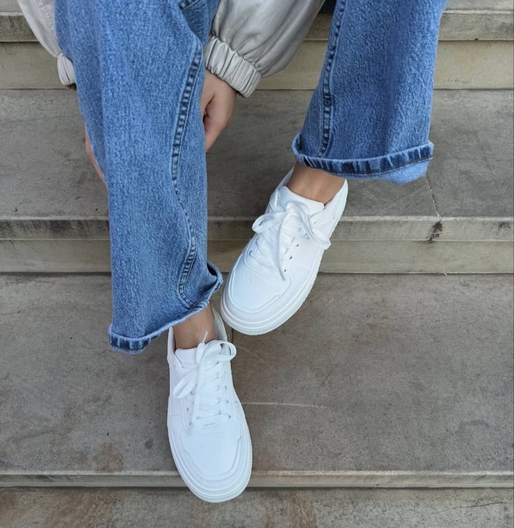 Білі кросівки, що пасують під усе