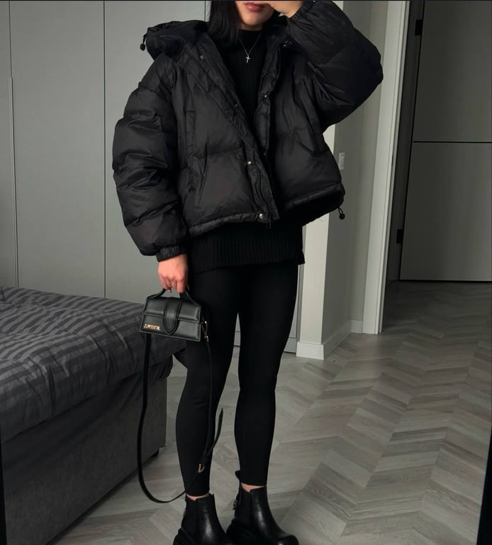 Пуховик прекрасно сочетается с лосинами