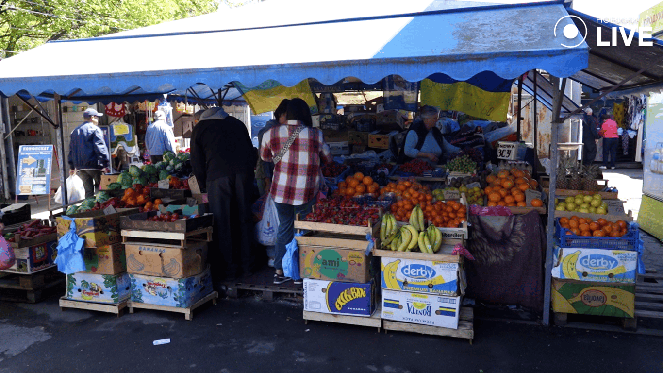 Прилавок з фруктами