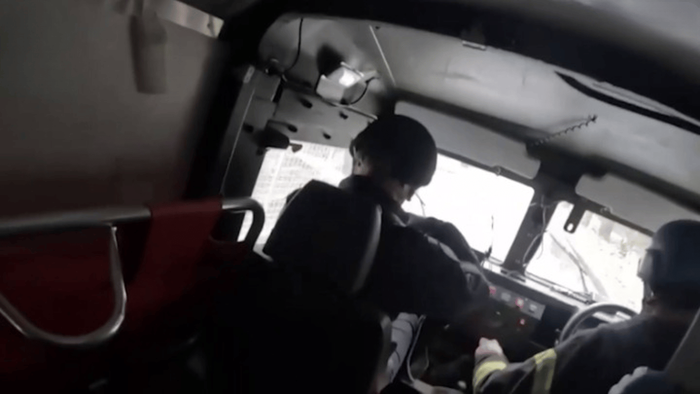 У МВС показали відео героїчного порятунку потерпілих внаслідок обстрілу Донеччини