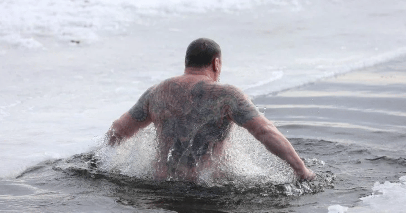 Мужчина в проруби