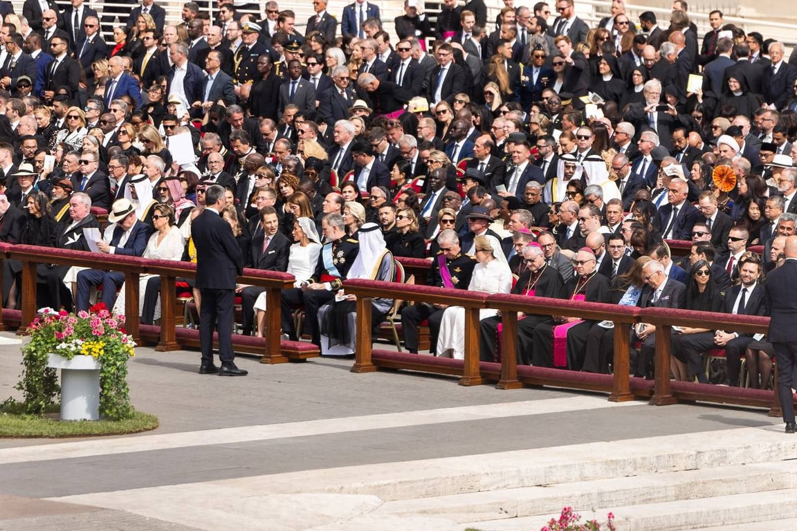 Президент Зеленський серед лідерів світу на інавгурації Папи