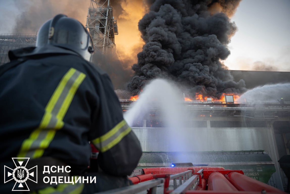 Пожежа у порту на Одещині — ДСНС показали масштаби - фото 1