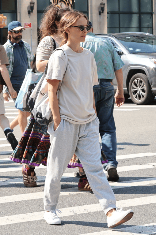 Білі кросівки завжди будуть в тренді