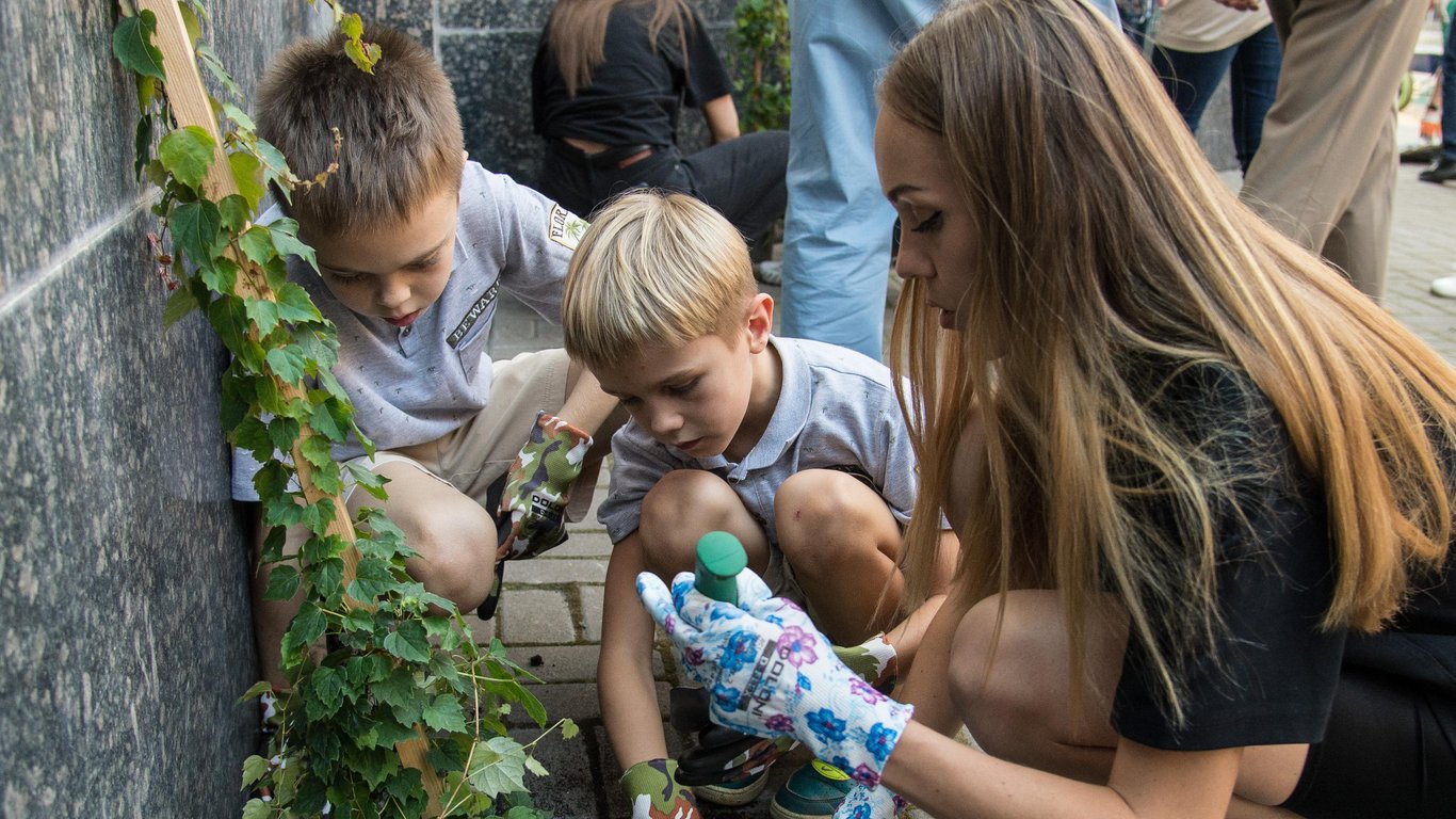 Співачка ALYOSHA з синами долучилась до озеленення Києва
