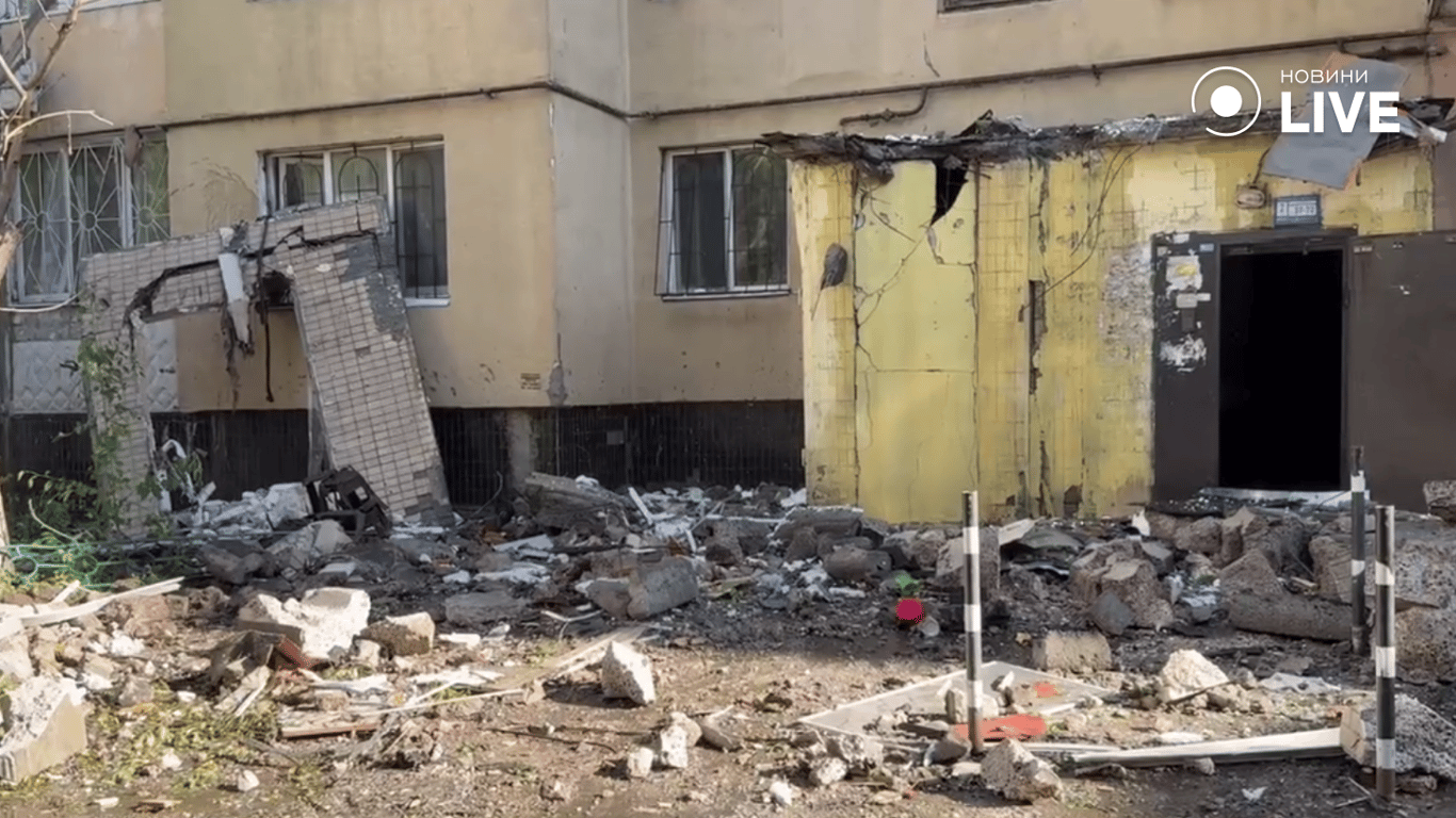 Одесити з пошкодженого будинку розповіли про нічну атаку — фото - фото 9