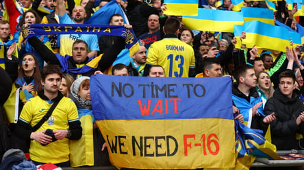 Украинские болельщики устроили яркую акцию во время футбольного матча в Англии - 285x160