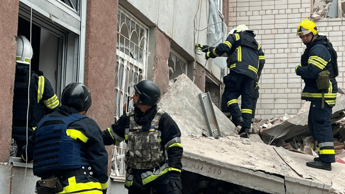 В Чернигове завершили спасательную операцию на месте российского обстрела