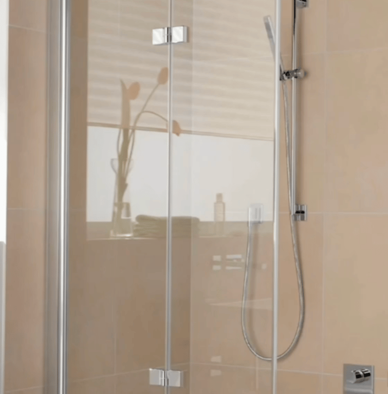 Стеклянные перегородки в ванной - это не практично