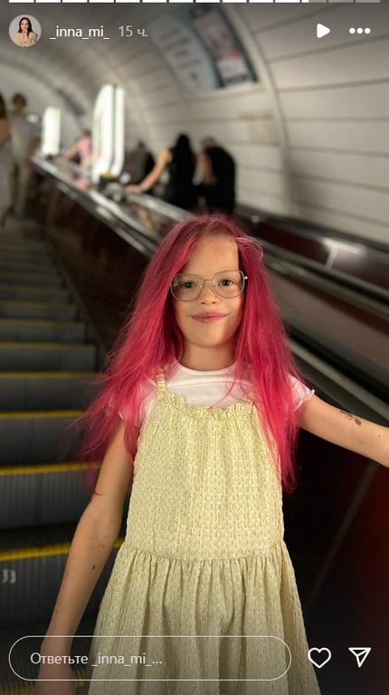 Найщасливіша дитина — дружина Мірошниченка пофарбувала волосся донечки у незвичайний колір - фото 3