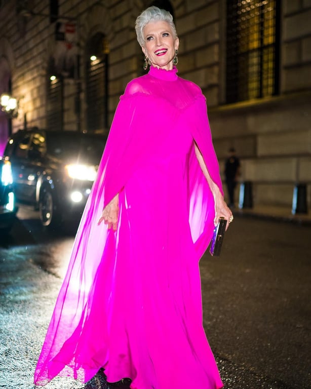 Модель Мэй Маск в ярко-розовом платье