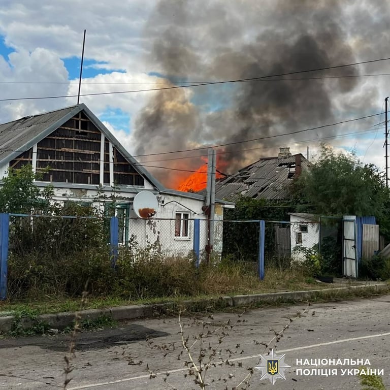 Пожежа в житловому будинку на Харківщині після обстрілу