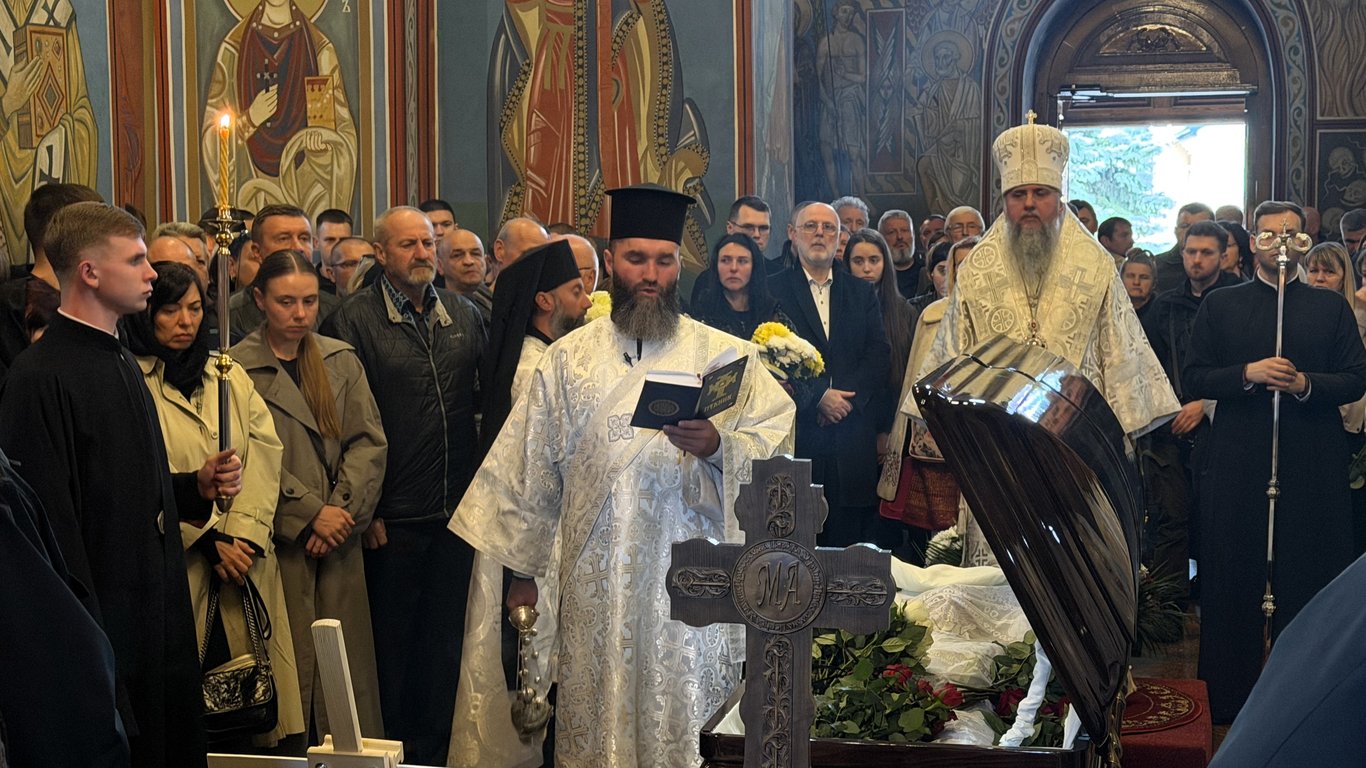 Під час церемонії прощання священник читає молитву