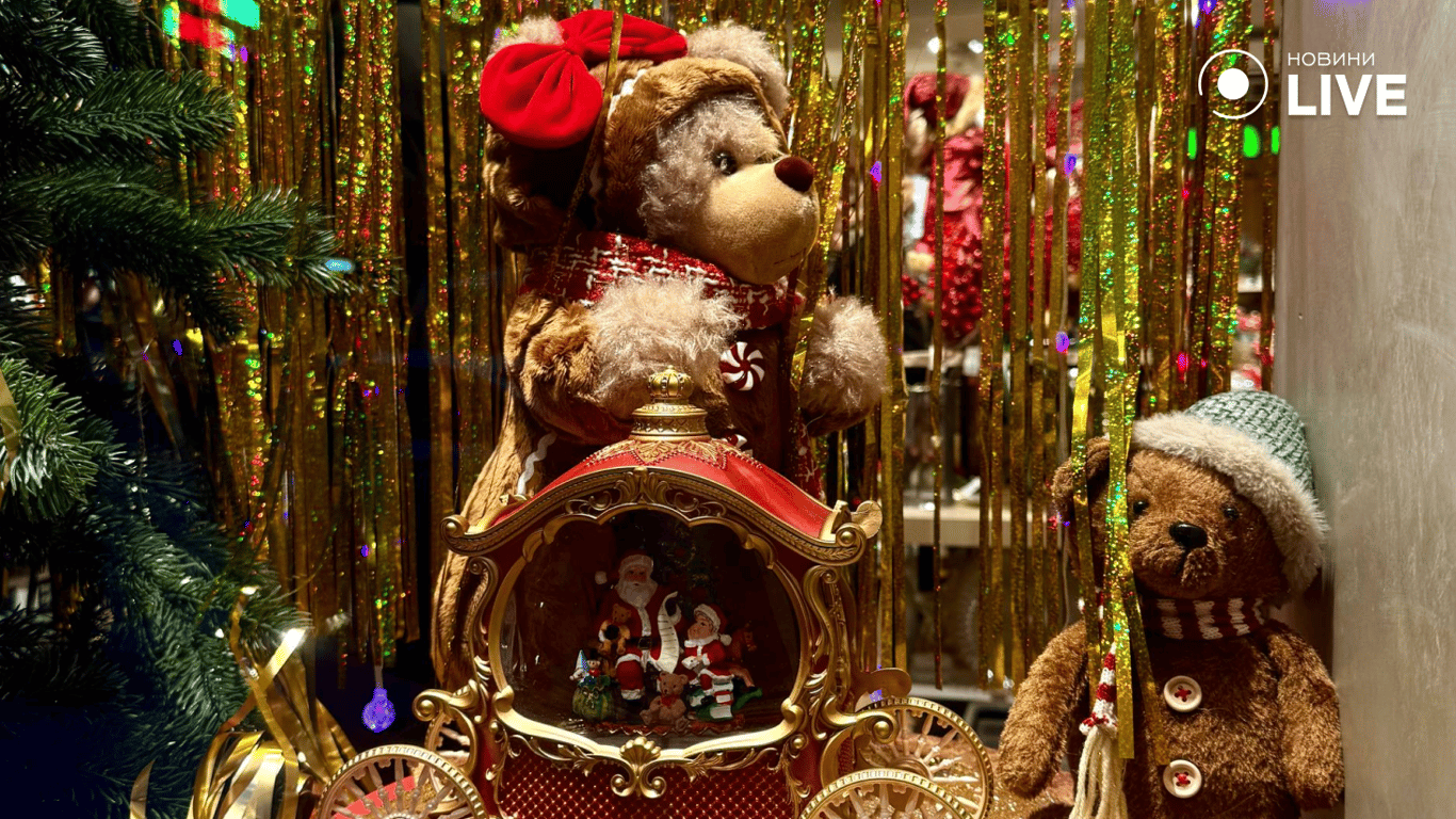 Новорічні іграшки на вітрині