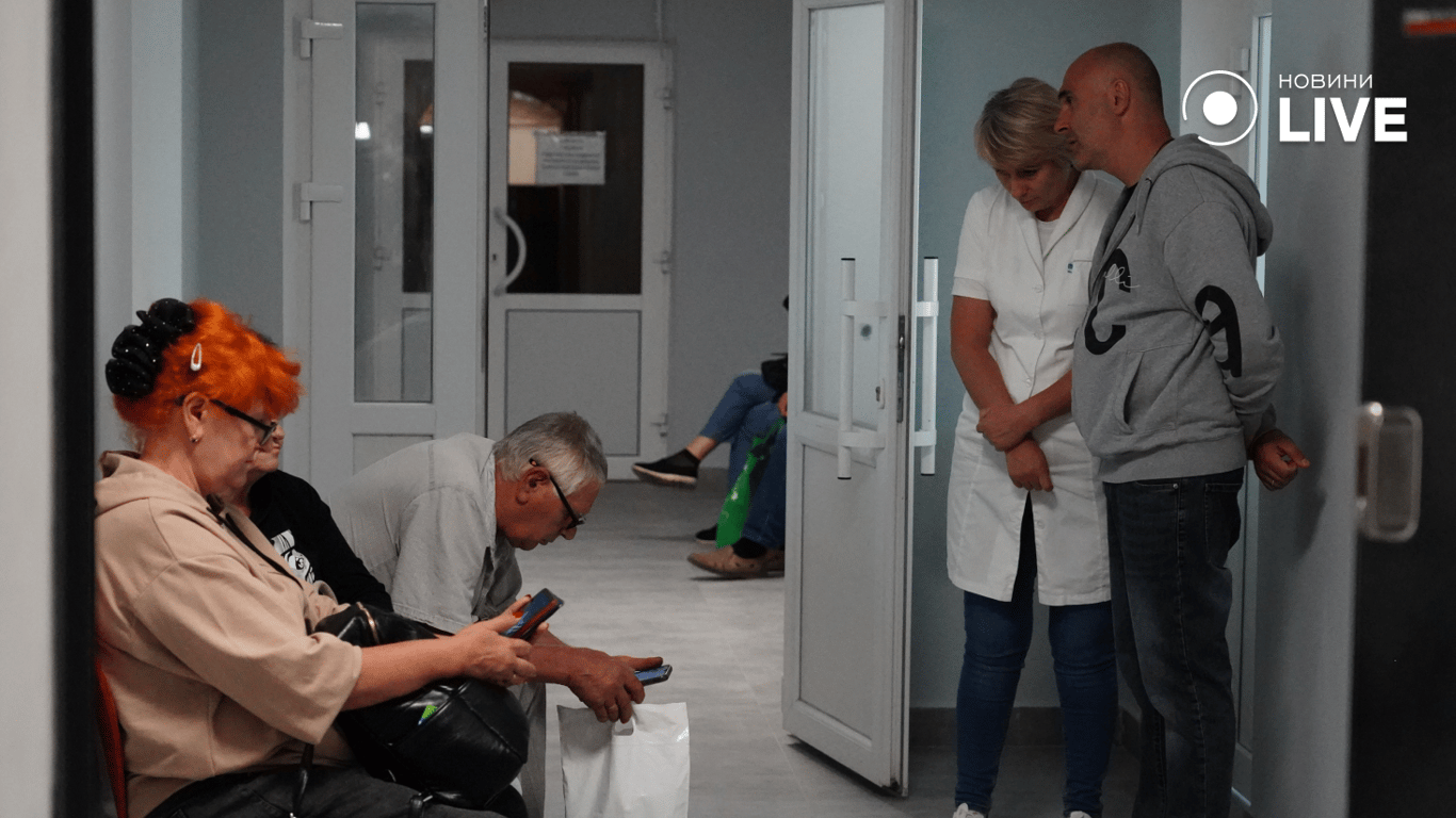 Пациенты ждут очереди в коридоре. Фото: Новини.LIVE
