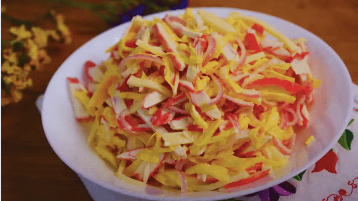 Новий салат з крабовими паличками: знадобиться всього з 4 інгредієнти