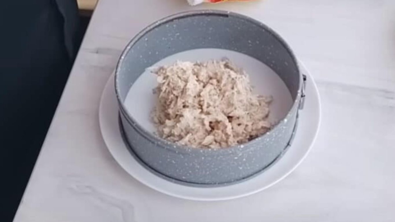 смачний святковий салат з буряком та куркою